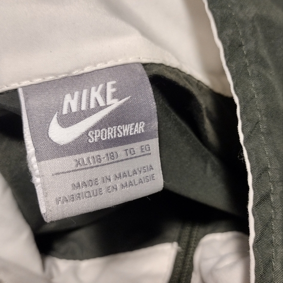 Nike Sportswear - Picture 5 of 9